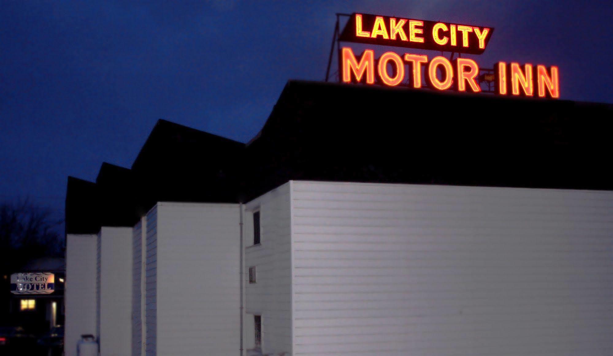 Lake City Motel Dartmouth Extérieur photo